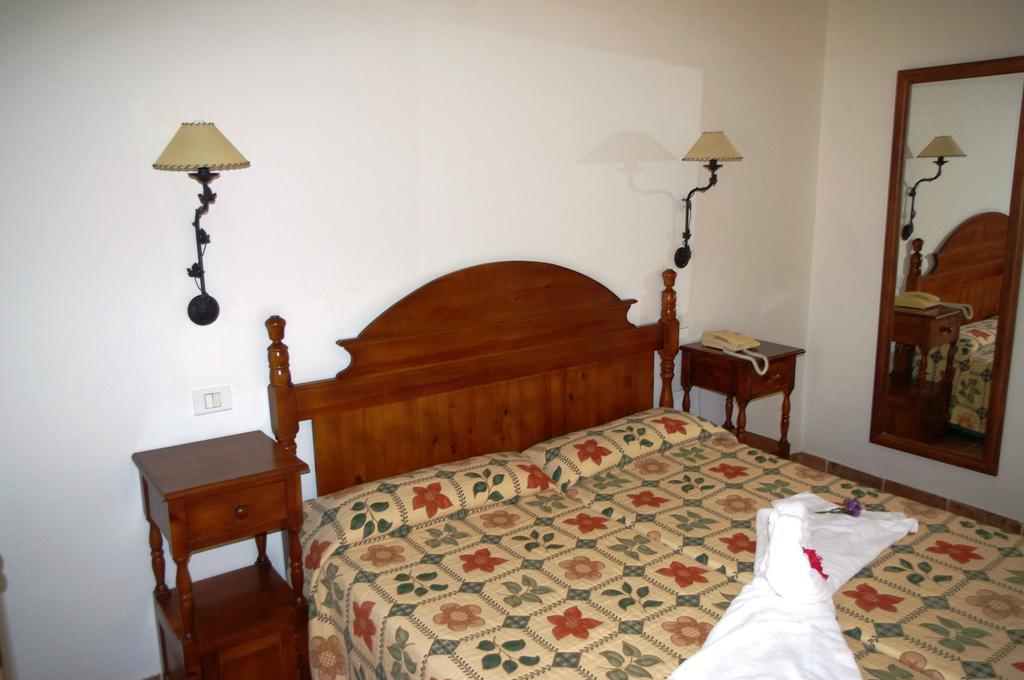 לוס ריאלחוס Apartamentos Playa De Los Roques מראה חיצוני תמונה